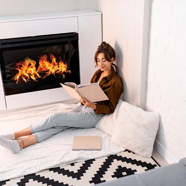femme allongées entrain de lire un livre à côté d'une cheminées à Chambray-lès-Tours près de Tours en Indre-et-Loire 37