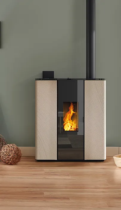 Cheminée moderne à granulés avec flammes, devant un mur vert clair et un parquet à Chambray-les-Tours près de Tours en Indre-et-Loire 37