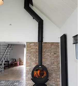 Poêle à bois suspendu moderne noir avec conduit, devant un mur en pierres à Chambray-les-Tours près de Tours en Indre-et-Loire 37