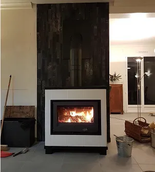 Cheminée moderne avec foyer en pierre à Chambray-les-Tours près de Tours en Indre-et-Loire 37